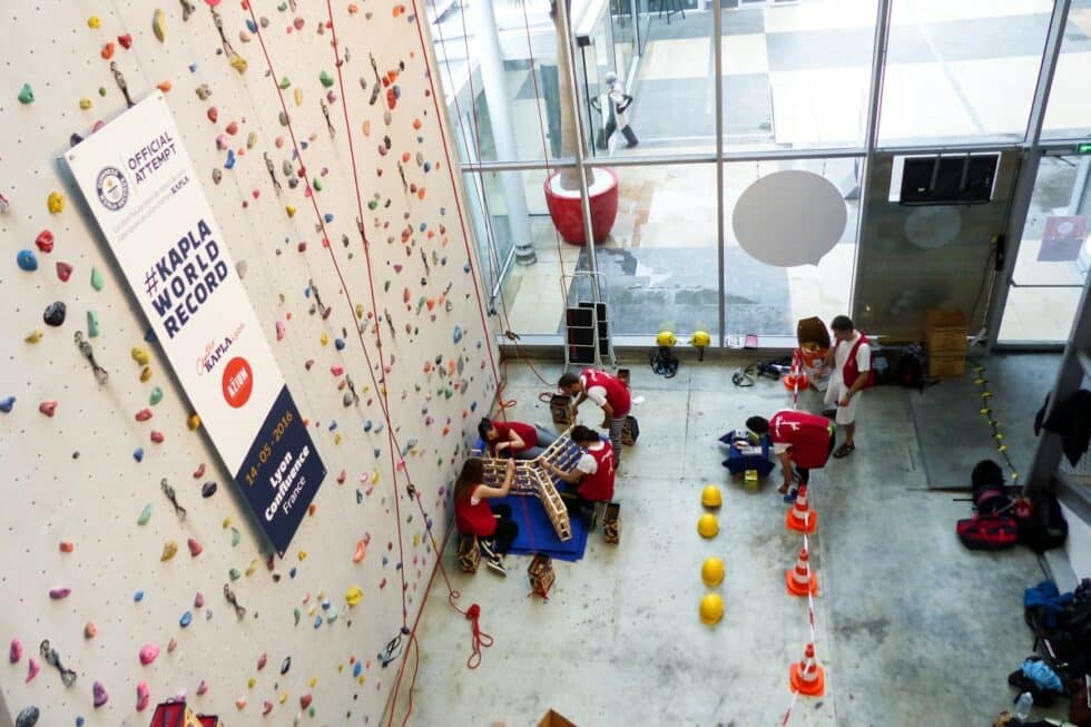 Début de la construction de la plus haute tour au monde en kapla par le Centre Kapla Lyon