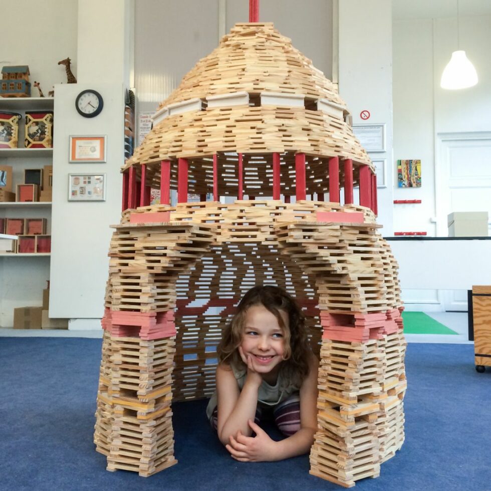 Jouer à cache-cache dans une construction Kapla lors d'un atelier Kapla