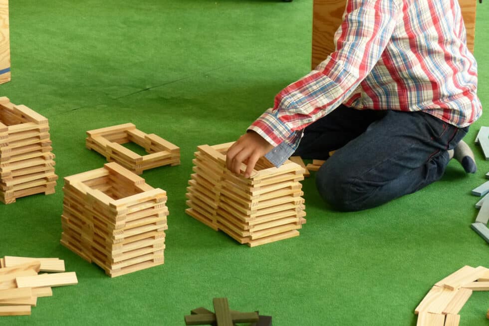Mise en place de Kapla par un enfant au Centre Kapla Lyon