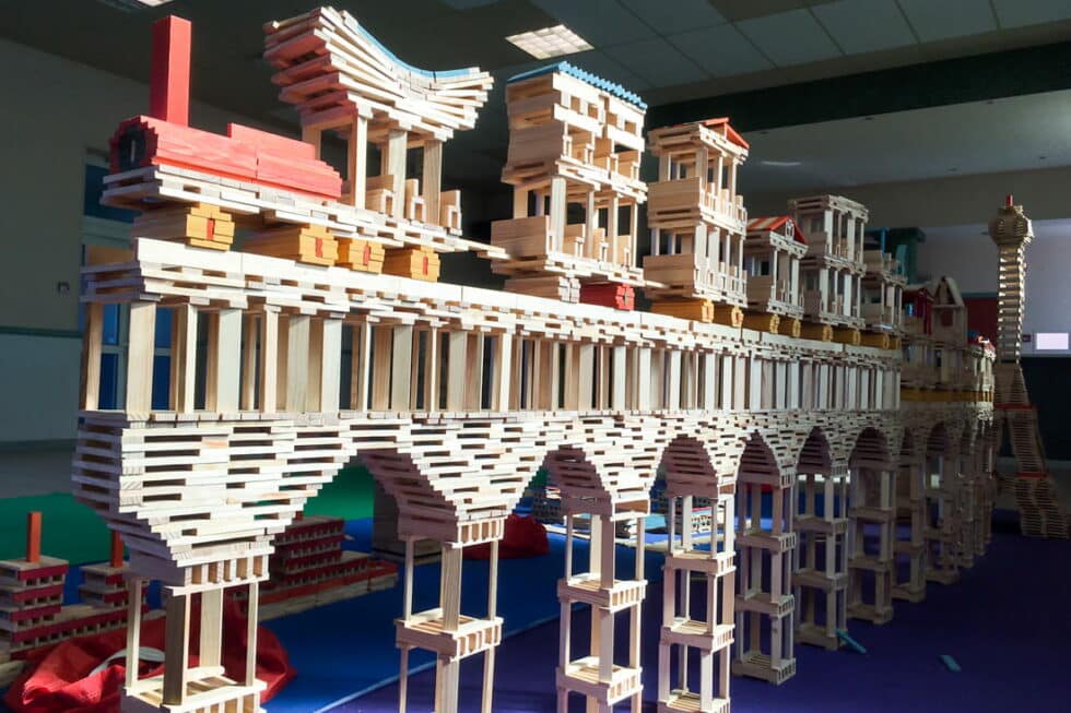 Un pont vertigineux tout en planchettes Kapla