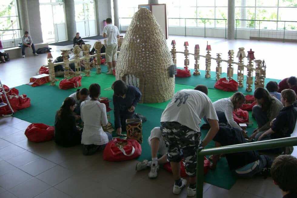 Construction phénoménal en Kapla dans un lycée