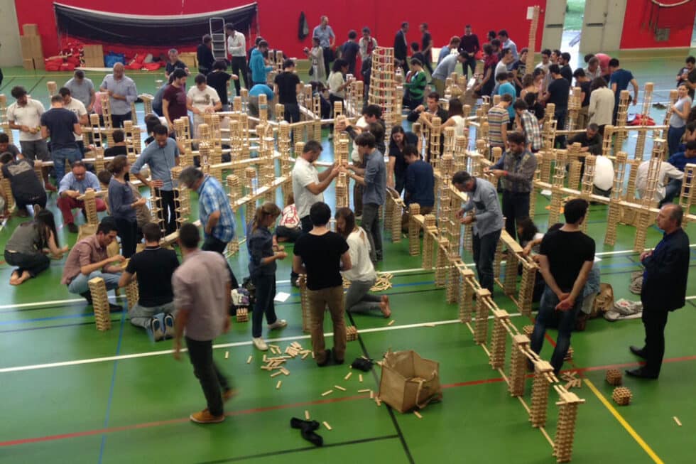 Une construction monumentale lors d'une animation team-building organisée par le Centre Kapla Lyon