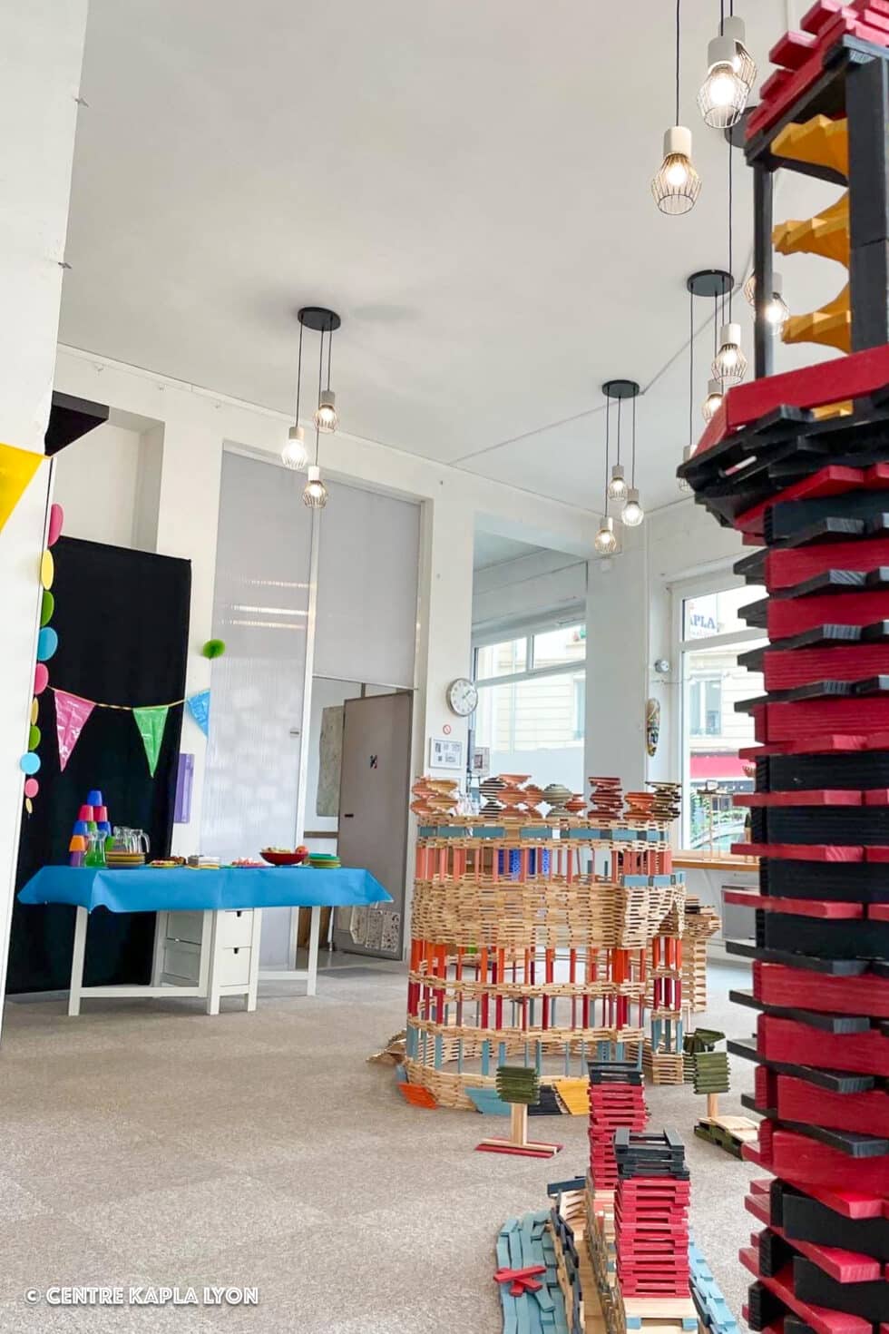 Atelier anniversaire organisé au Centre Kapla Lyon avec plein de Kapla partout