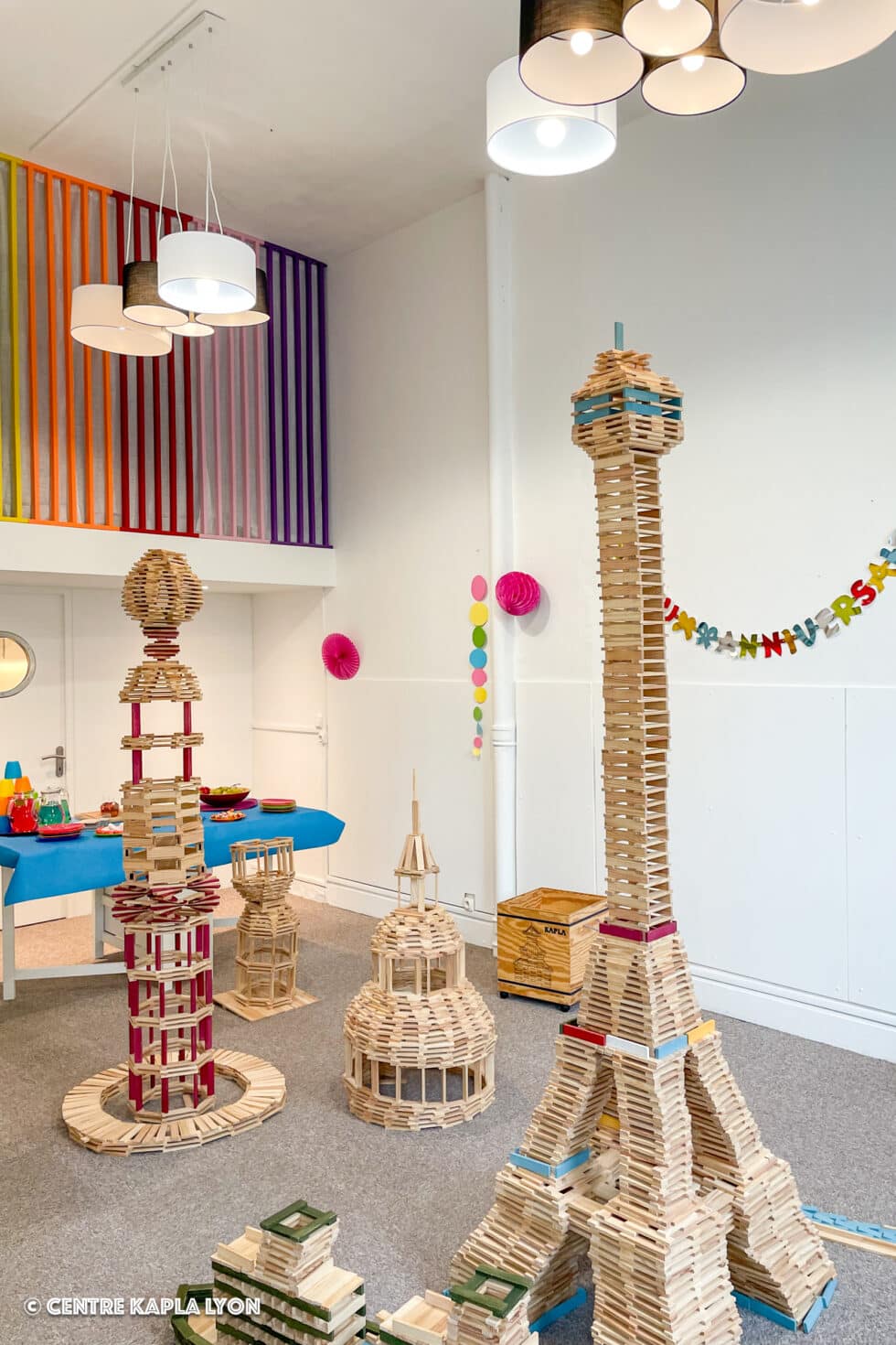 Atelier anniversaire organisé au Centre Kapla Lyon avec des constructions telles que la tour Eiffel