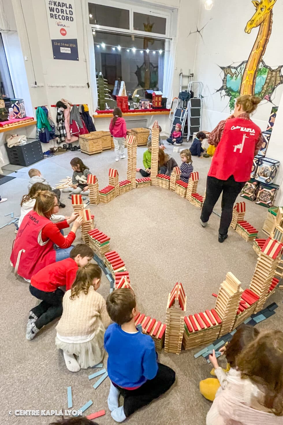 Les ateliers kapla au Centre Kapla Lyon avec des animatrices entourées d'enfants