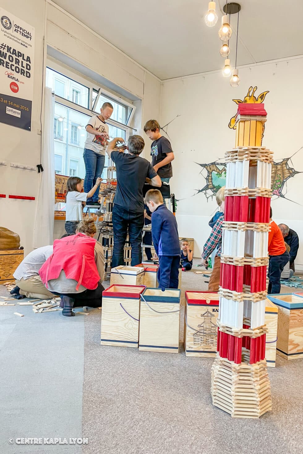 Des enfants assistés par Frédéric du Centre Kapla Lyon