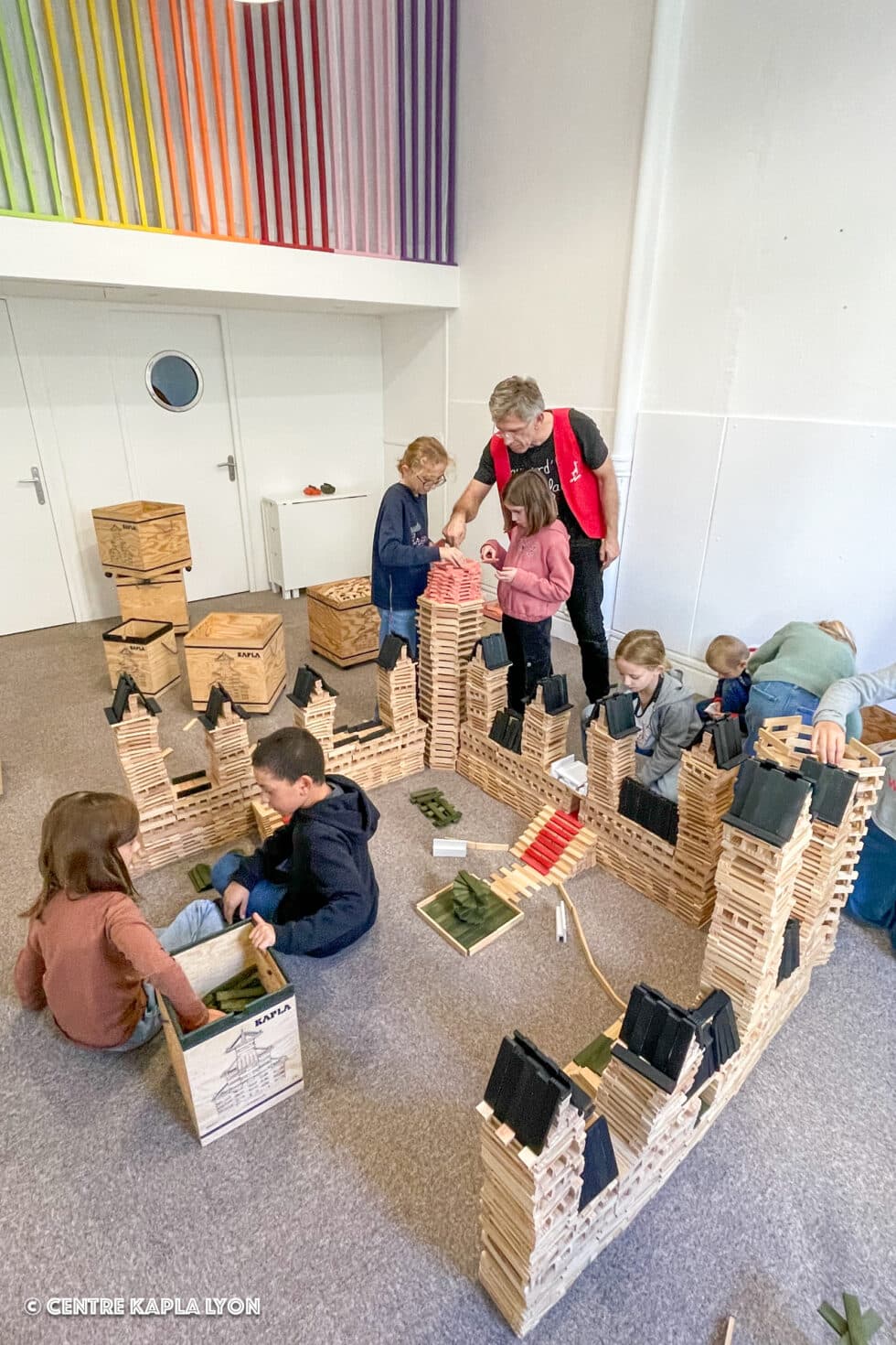 Les ateliers kapla au Centre Kapla Lyon avec des enfants assistés par Frédéric