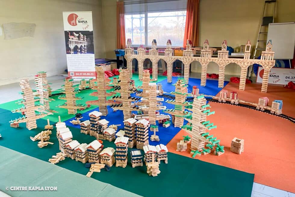 Des constructions monumentales d'un atelier Kapla scolaire et centre de loisirs