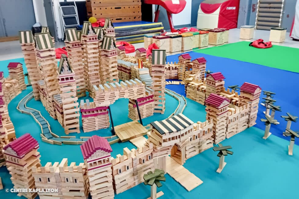 Château fort créé par des enfants lors d'une animation scolaire par le Centre Kapla Lyon