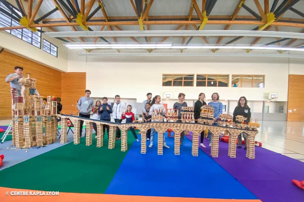 Une construction monumentale réalisée par une animation en centre de loisirs
