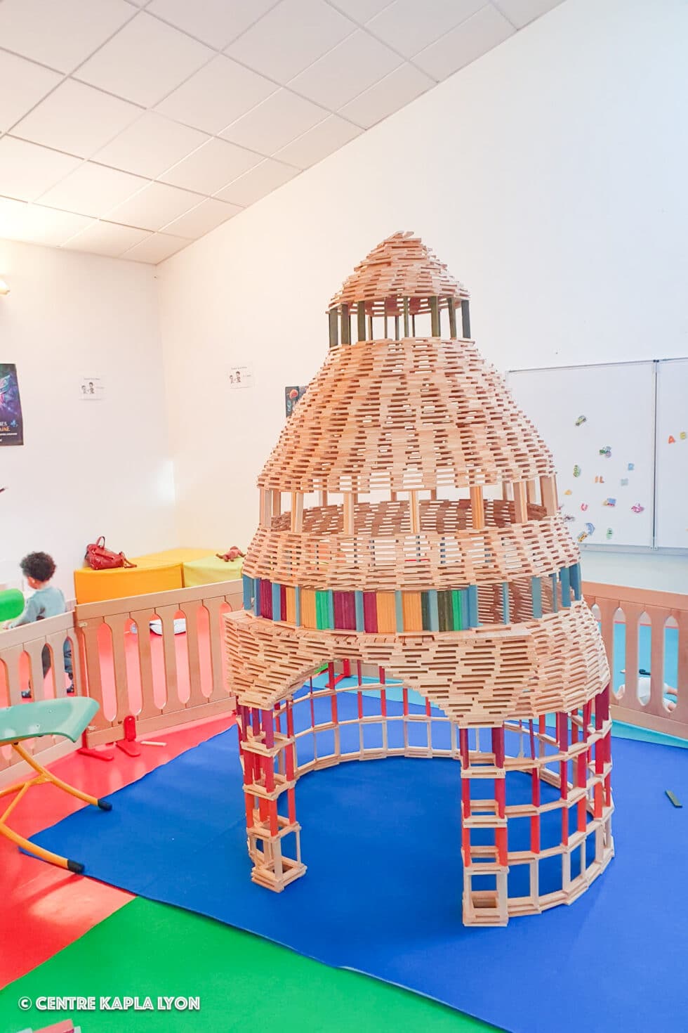 Un refuge tout en légèreté créé avec des enfants lors d'une animation scolaire par le Centre Kapla Lyon