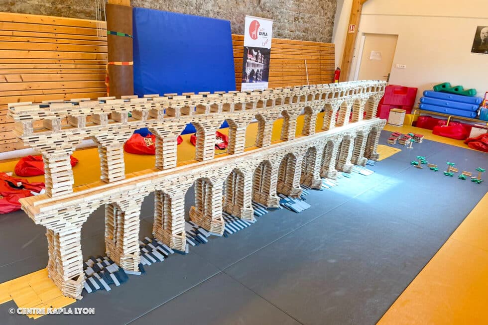Un magnifique pont long et solide réalisé lors d'une animation scolaire par le Centre Kapla Lyon