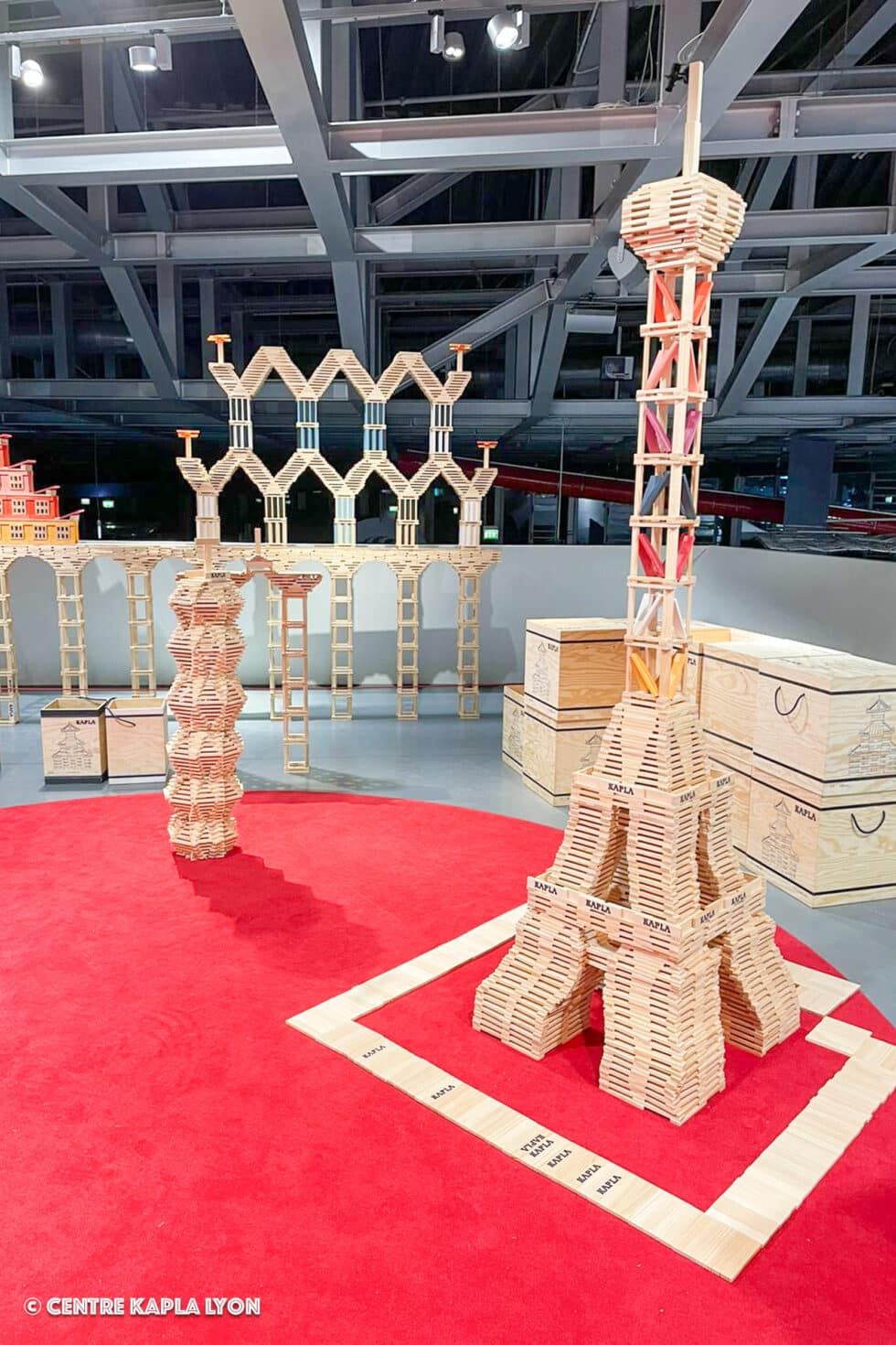 La Tour Eiffel en Kapla mise en valeur par le Centre Kapla lors d'une animation exposition
