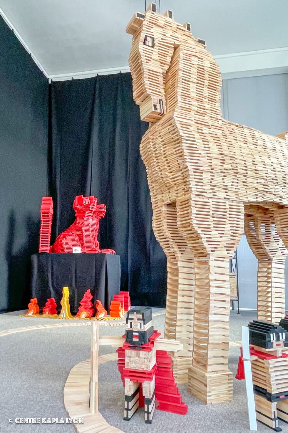 Le cheval monumental de Troie en Kapla par le Centre Kapla Lyon