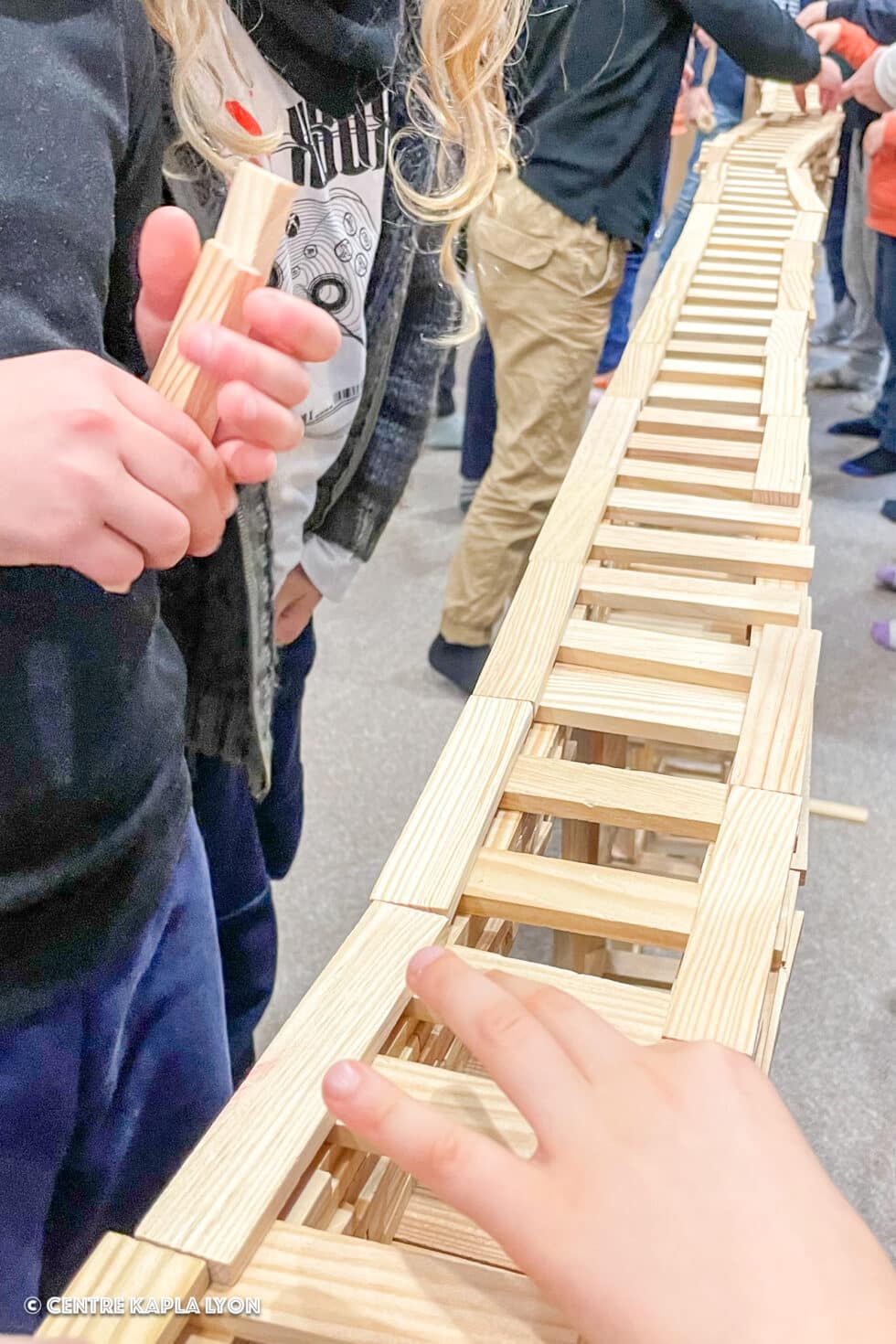 Les planchettes Kapla s'élèvent doucement lors d'une animation grand public
