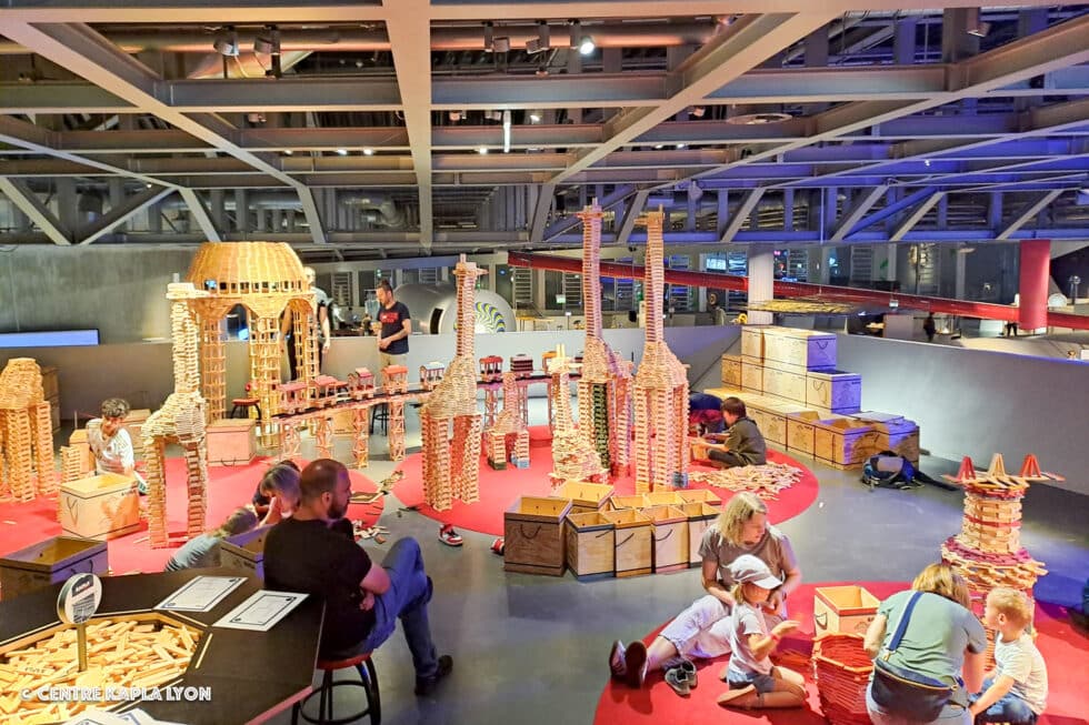 Des girafes géantes en Kapla lors d'un évènement grand public par le Centre Kapla Lyon