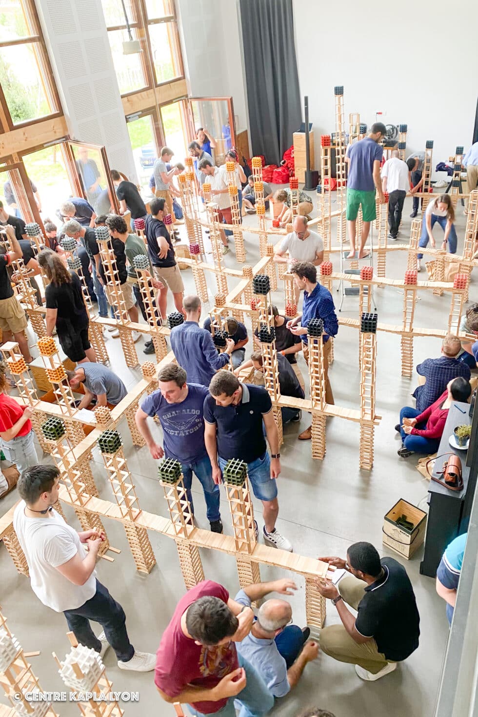 Une construction monumentale lors d'une animation organisée par le Centre Kapla Lyon