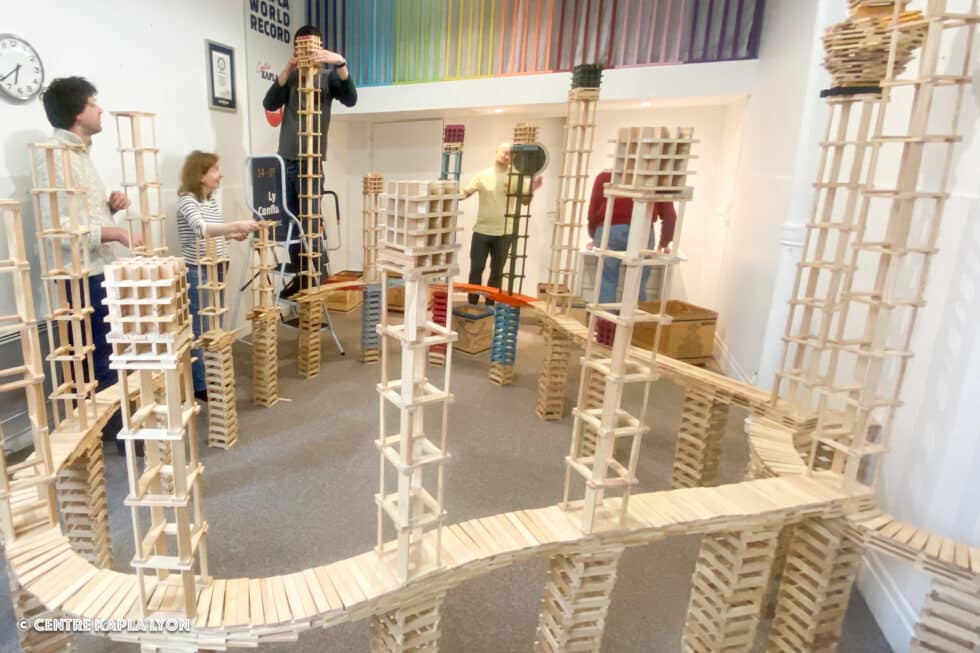 Une construction monumentale lors d'une animation team-building organisée par le Centre Kapla Lyon