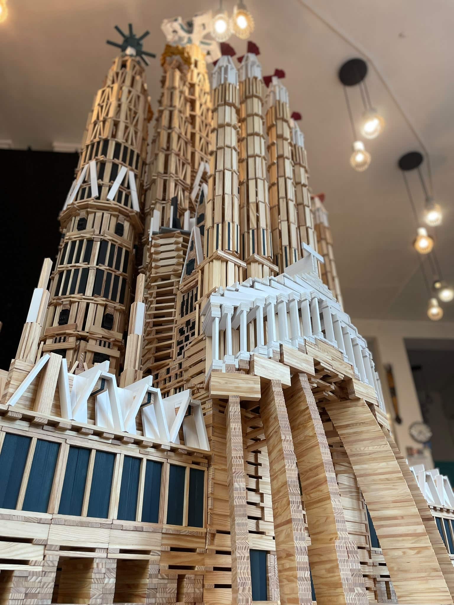 Maquette Sagrada familia en Kapla au Centre Kapla Lyon