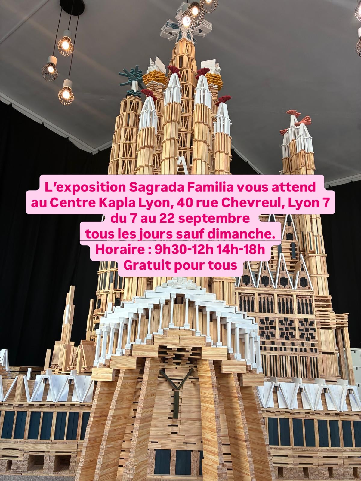 Maquette Sagrada familia en Kapla au Centre Kapla Lyon